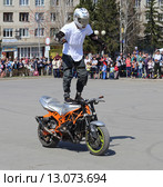 Балансировка на бензобаке. Мотошоу (2015 год). Редакционное фото, фотограф Анатолий Матвейчук / Фотобанк Лори