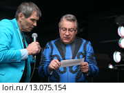 В Продюсерском центре Игоря Сандлера прошла пресс-конференция, посвящённая 50-летию легендарной группы Бари Алибасова «Интеграл». Бари Алибасов и Геннадий Хазанов. (2015 год). Редакционное фото, фотограф Александр С. Курбатов / Фотобанк Лори