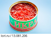 Открытая консервная банка с красной икрой на голубом фоне. Стоковое фото, фотограф Сергей Дубров / Фотобанк Лори