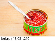 Чайная ложка в консервной банке с красной икрой на деревянном столе. Стоковое фото, фотограф Сергей Дубров / Фотобанк Лори