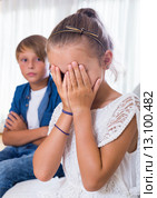 Quarrel between brother and small sister. Стоковое фото, фотограф Яков Филимонов / Фотобанк Лори