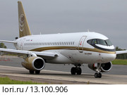 Sukhoi SuperJet 100 выруливает на взлёт (2015 год). Редакционное фото, фотограф Vladimir Karlov / Фотобанк Лори