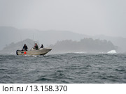 Tourist fishing in the Pacific Ocean, Skeena-Queen Charlotte Regional District, Haida Gwaii, Graham Island, British Columbia, Canada. Стоковое фото, фотограф Keith Levit / Ingram Publishing / Фотобанк Лори