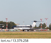 Самолет Jet GVI (G650) Business Class в аэропорту Домодедово (2015 год). Редакционное фото, фотограф Ekaterina Andreeva / Фотобанк Лори