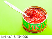 Консервная банка с красной икрой на зеленом фоне. Стоковое фото, фотограф Сергей Дубров / Фотобанк Лори