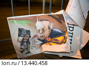 Плакаты у здания посольства Турецкой республики в Москве после акции протеста москвичей против действий турецких ВВС, которые сбили российский самолет Су-24 над территорией Сирии (2015 год). Редакционное фото, фотограф Николай Винокуров / Фотобанк Лори