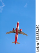 Самолет авиакомпании AirBerlin пролетающий на фоне голубого неба, вид снизу (2015 год). Редакционное фото, фотограф Кекяляйнен Андрей / Фотобанк Лори