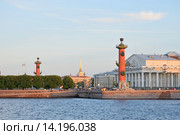 Вид на стрелку ВО с Ростральными колоннами и Военно-Морским музеем (2015 год). Редакционное фото, фотограф Максим Мицун / Фотобанк Лори