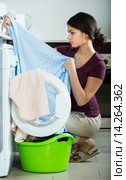 woman with musty towels. Стоковое фото, фотограф Яков Филимонов / Фотобанк Лори