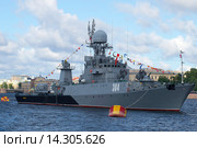 Малый противолодочный корабль "Уренгой" в акватории Невы крупным планом. Санкт-Петербург (2015 год). Редакционное фото, фотограф Виктор Карасев / Фотобанк Лори