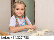 Веселая девочка лепит пирожки с капустой. Стоковое фото, фотограф Иванов Алексей / Фотобанк Лори