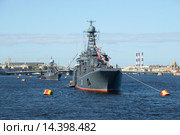 Кильватерная колонна военных кораблей на параде в честь дня Победы. Санкт-Петербург (2015 год). Редакционное фото, фотограф Виктор Карасев / Фотобанк Лори
