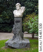 Бюст Н. Бирюкова, Пионерский парк, город Ялта, Крым (2015 год). Редакционное фото, фотограф Вячеслав Палес / Фотобанк Лори