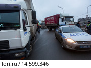 Большое скопление грузовых автомобилей во время перекрытия МКАД сотрудниками ДПС в районе Ленинградского шоссе в городе Москве, Россия (2015 год). Редакционное фото, фотограф Николай Винокуров / Фотобанк Лори