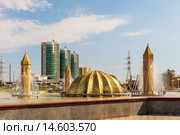 Городской пейзаж с фонтаном и небоскребами (2015 год). Редакционное фото, фотограф Sergey Yevstafyev / Фотобанк Лори