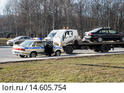 Погрузка автомобиля на эвакуатор (2015 год). Редакционное фото, фотограф Александр Щепин / Фотобанк Лори
