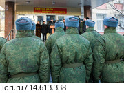 Призывники в строю на плацу сборного пункта городского военного комиссариата на митинге перед отправкой к местам службы в воинские части (2013 год). Редакционное фото, фотограф Михаил Михин / Фотобанк Лори