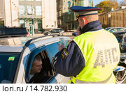 Сотрудник ДПС на службе беседует с водителем автомобиля. Городская улица (2013 год). Редакционное фото, фотограф Михаил Михин / Фотобанк Лори