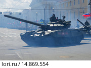 Танк Т-90 - участник парада в честь дня Победы крупным планом. Санкт-Петербург (2015 год). Редакционное фото, фотограф Виктор Карасев / Фотобанк Лори