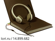 Книга, наушники, электронное образование на белом фоне (2015 год). Редакционное фото, фотограф Нефедьев Леонид / Фотобанк Лори