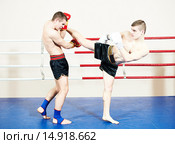 Muay thai sportsman fighting at boxing ring. Стоковое фото, фотограф Дмитрий Калиновский / Фотобанк Лори