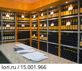 Интерьер фирменного магазина винзавода Массандра, Крым (2015 год). Редакционное фото, фотограф Вячеслав Палес / Фотобанк Лори
