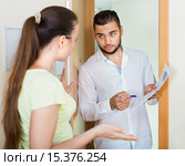 Businessman trying to collect money from housewife. Стоковое фото, фотограф Яков Филимонов / Фотобанк Лори