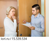 Collector and housewife near the door. Стоковое фото, фотограф Яков Филимонов / Фотобанк Лори