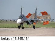 Посадка двухместного многоцелевого тяжёлого истребителя  Су-30СМ ВКС России с тормозным парашютом (2015 год). Редакционное фото, фотограф Михеев Алексей / Фотобанк Лори