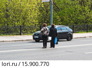 Нарушители ПДД на дороге в неположенном месте (2012 год). Редакционное фото, фотограф Алёшина Оксана / Фотобанк Лори