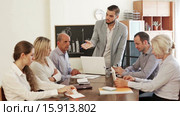 Angry manager shouting at employees in office. Стоковое видео, видеограф Яков Филимонов / Фотобанк Лори