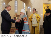 Митрополит Ювеналий в Спасском храме села Усово дарит икону главе администрации Одинцовского района А. Р. Иванов (2015 год). Редакционное фото, фотограф Дмитрий Неумоин / Фотобанк Лори