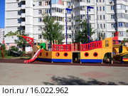 Москва, детская игровая площадка во дворе дома 21, корпус 2 на улице Марьинский Парк (2015 год). Редакционное фото, фотограф Яна Королёва / Фотобанк Лори
