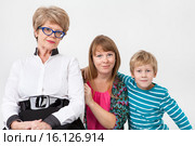 Бабушка, мама и сын втроем на сером фоне. Стоковое фото, фотограф Кекяляйнен Андрей / Фотобанк Лори