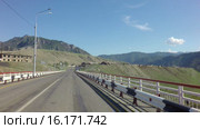 Новые и старые мосты через реку Катунь в деревне Иня (2015 год). Стоковое видео, видеограф Юлия Машкова / Фотобанк Лори