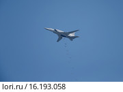 Ту-22 М3 Воздушно-космических сил (ВКС) России сбрасывает серию осколочно-фугасных бомб ОФАБ-250-270 по бронетехнике. Редакционное фото, фотограф Михеев Алексей / Фотобанк Лори