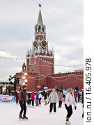 Люди на катке. ГУМ-каток на Красной площади в Москве (2015 год). Редакционное фото, фотограф Илюхина Наталья / Фотобанк Лори