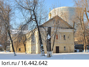 Восточный (мужской) корпус с храмом Успения Богородицы, Иоанна Богослова и Николая Чудотворца Преображенского старообрядческого монастыря. Улица Преображенский Вал, 17, корпус 6. Москва (2014 год). Стоковое фото, фотограф lana1501 / Фотобанк Лори