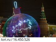 17-метровая ёлочная игрушка с изображением границ России установлена на Манежной площади города Москвы в рамках фестиваля "Рождественский свет", Россия (2015 год). Редакционное фото, фотограф Николай Винокуров / Фотобанк Лори