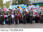 Патриоты из клуба Русич на фоне Бессмертного полка (2015 год). Редакционное фото, фотограф Анатолий Матвейчук / Фотобанк Лори