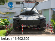 Американский танк  M41 «Уокер Бульдог» анфас. Городской музей Хошимина. Вьетнам (2015 год). Редакционное фото, фотограф Виктор Карасев / Фотобанк Лори