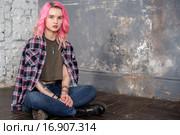 Девушка трудный подросток с розовыми волосами. Стоковое фото, фотограф Nataliya Pogodina / Фотобанк Лори