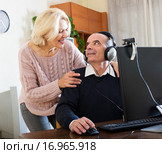 Pensioner sitting together at the computer. Стоковое фото, фотограф Яков Филимонов / Фотобанк Лори