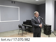 Глава города Евгений Иванович Жирков  в Балашихинской Картинной галерее (2015 год). Редакционное фото, фотограф Дмитрий Неумоин / Фотобанк Лори
