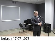 Глава города Евгений Иванович Жирков  в Балашихинской Картинной галерее (2015 год). Редакционное фото, фотограф Дмитрий Неумоин / Фотобанк Лори