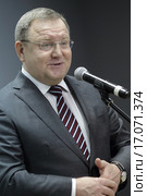 Глава города Евгений Иванович Жирков  в Балашихинской Картинной галерее (2015 год). Редакционное фото, фотограф Дмитрий Неумоин / Фотобанк Лори