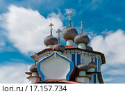 Россия, Архангельская область,  Каргопольский район, село Лядины, Богоявленская церковь, 1798 год, в составе ансамбля деревянных церквей Лядинского погоста. Фрагмент,-купола. (2015 год). Стоковое фото, фотограф Александр Циликин / Фотобанк Лори
