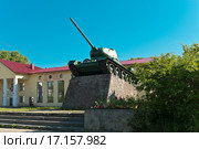 Россия, Карелия, г. Медвежьегорск, Танк Т-34, установленныйв память о героическом подвиге советских войск 313 стрелковой дивизии. Установлен  в честь Двадцатипятилетия Освобождения города Медвежьегорска и района от немецко-финских захватчиков в 1969 году. (2015 год). Редакционное фото, фотограф Александр Циликин / Фотобанк Лори