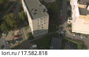 Вид на город. Съемка с коптера квартала многоэтажной застройки. Стоковое видео, видеограф Евгений Ковалев / Фотобанк Лори