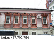 Окна старинного кирпично-деревянного дома на Медовом переулке, 5, с резными декоративными наличниками (2015 год). Редакционное фото, фотограф Алёшина Оксана / Фотобанк Лори